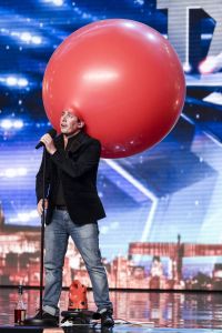 A magician claims that a baloon on his head helps him read minds better
