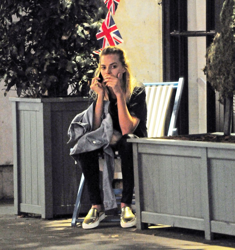 The Australian beauty covered her mouth with her hand