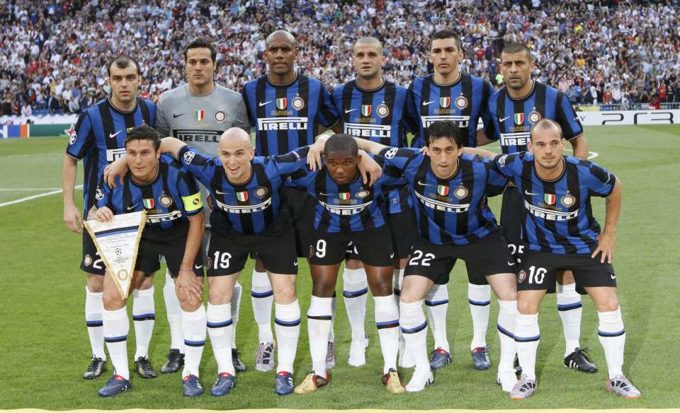 The Inter Milan team pose before their Champions League final soccer match against Bayern Munich at the Santiago Bernabeu stadium in Madrid, May 22, 2010. Back row, from L-R, Goran Pandev, Julio Cesar, Maicon, Cristian Chivu, Lucio, Walter Samuel. Front row, from L-R, Javier Zanetti, Esteban Cambiasso, Samuel Eto'o, Diego Milito, Wesley Sneijder. REUTERS/Stefano Rellandini (SPAIN - Tags: SPORT SOCCER)