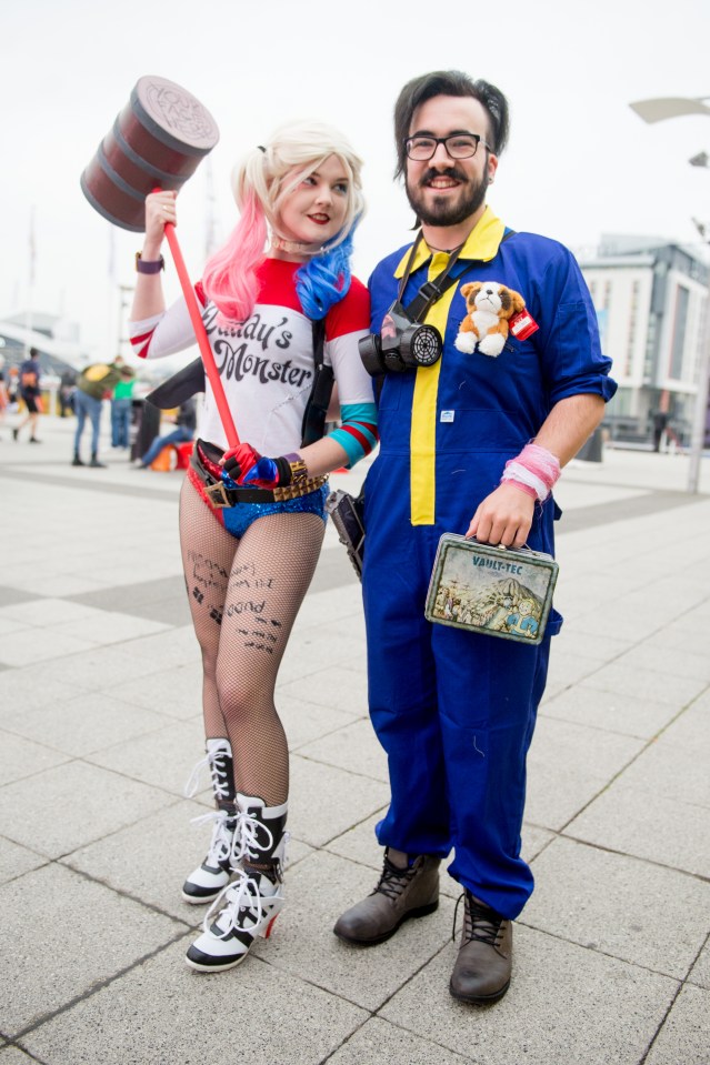 Harley Quinn poses with a Fallout Cosplayer