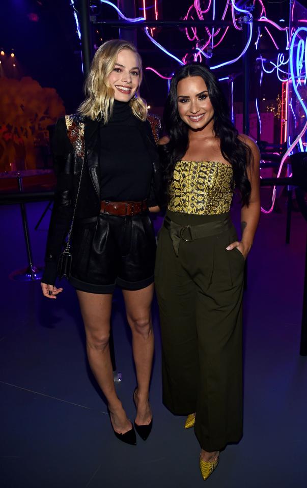  Margot posed with Demi Lovato once inside