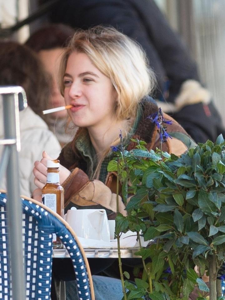  Noel Gallagher's daughter Anais grins as she smokes a fag with pals