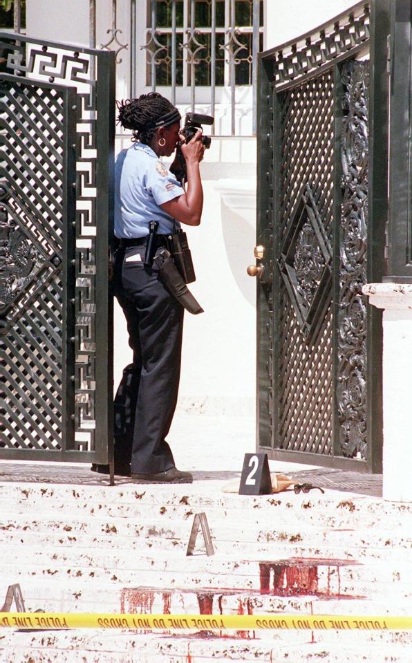  A Florida cop examines the bloodied steps at Versace's mansion
