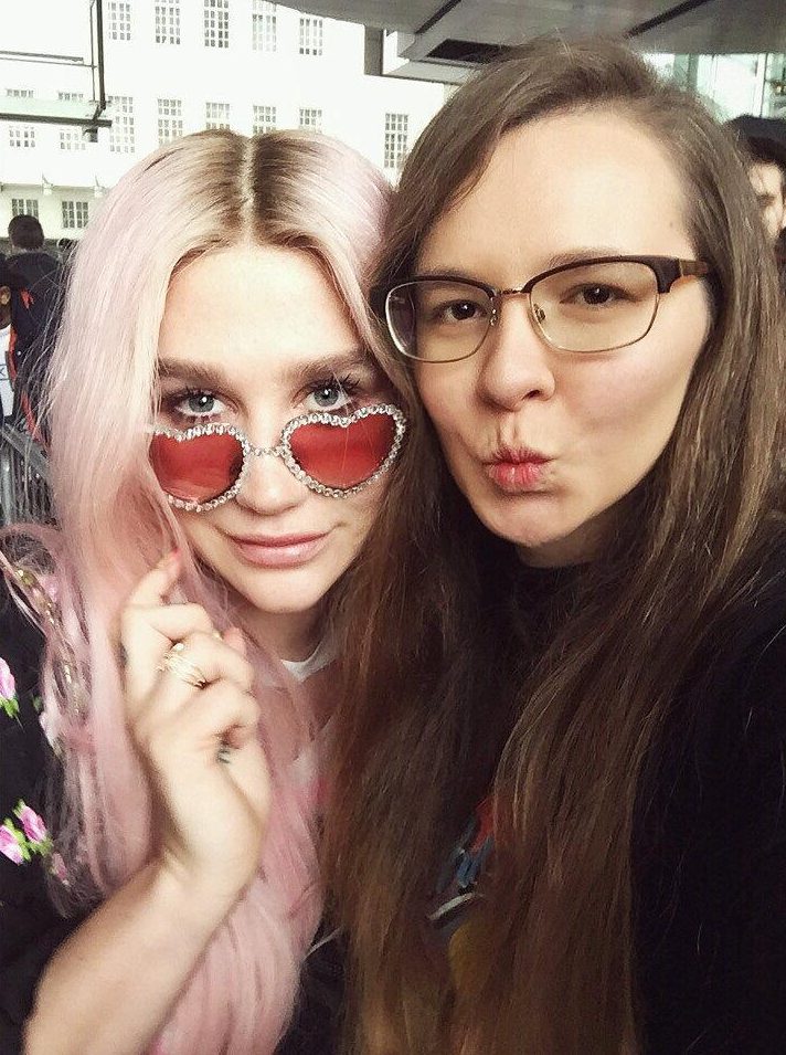 Sarah pouts as she takes a selfie with singer Kesha 