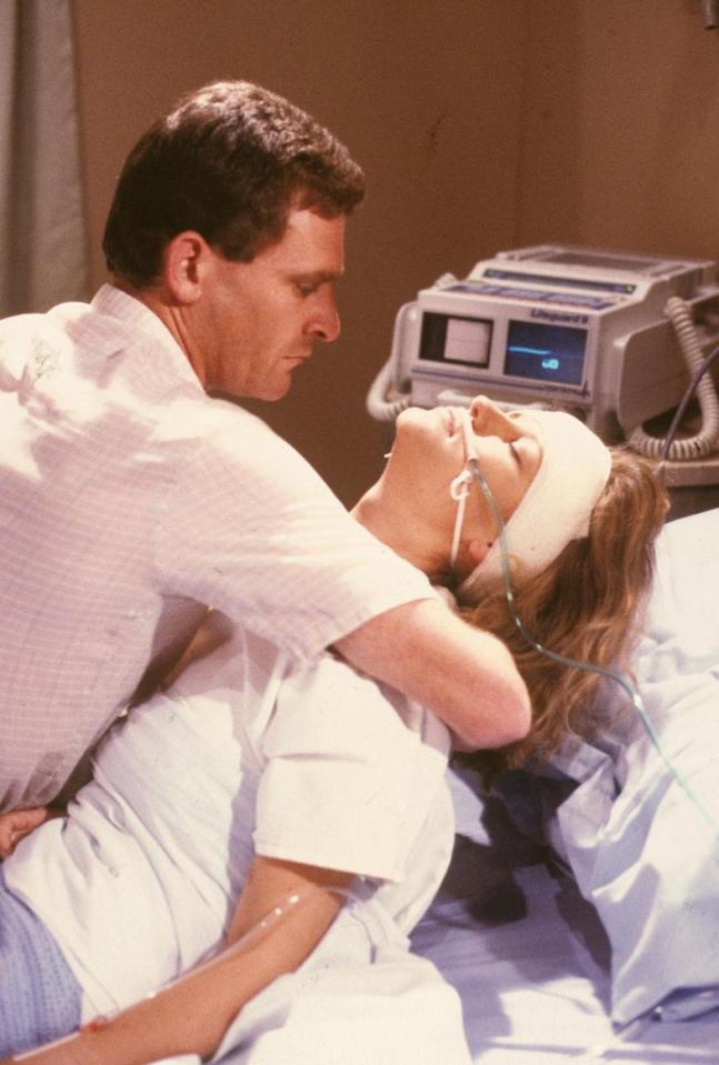  Des cradles Daphne as she dies