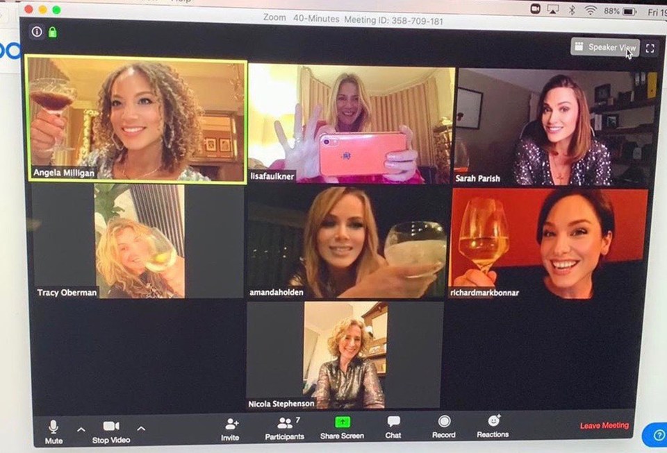  Amanda Holden stayed in touch and had a drink with friends on Zoom