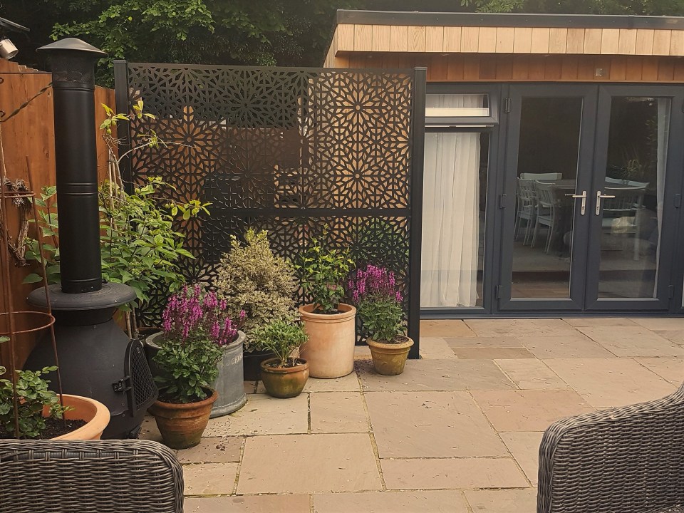screen-with-envy-garden-screening