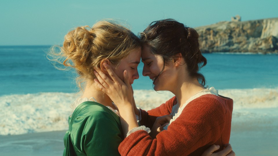 Lovers Marianne and Héloïse embrace each other on the beach in the lesbian movie