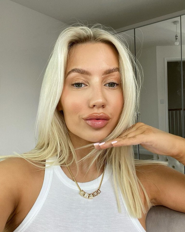 Family Vlogger, Elle Darby, has apologised after racist messages have resurfaced, causing online backlash from fans