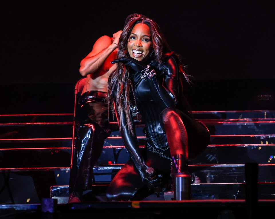 Kelly showed her sensitive side as she teared up on stage while paying tribute to fan Julie Lillis, who recently passed away