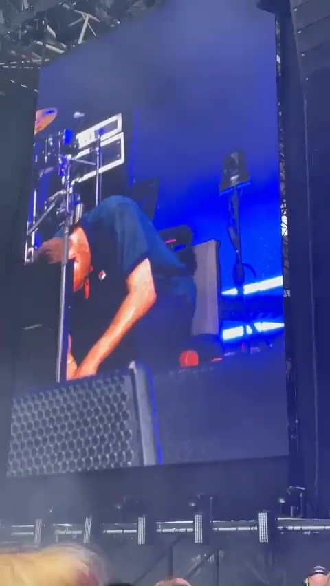 Damon began crying after singing the band’s 2012 hit Under The Westway at his piano