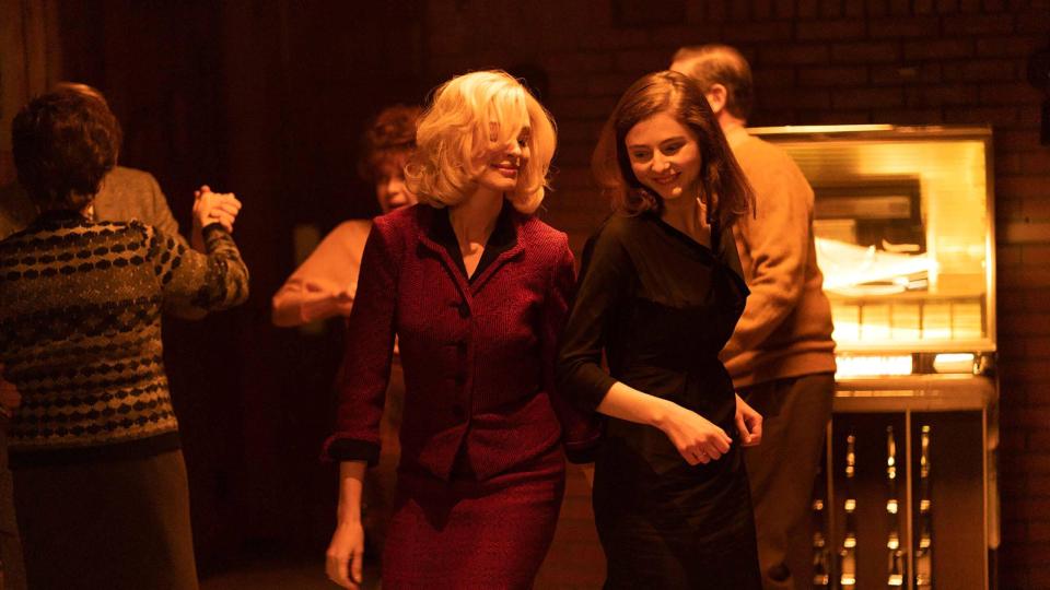 2T2GP0C Eileen. Anne Hathaway & Thomasin McKenzie