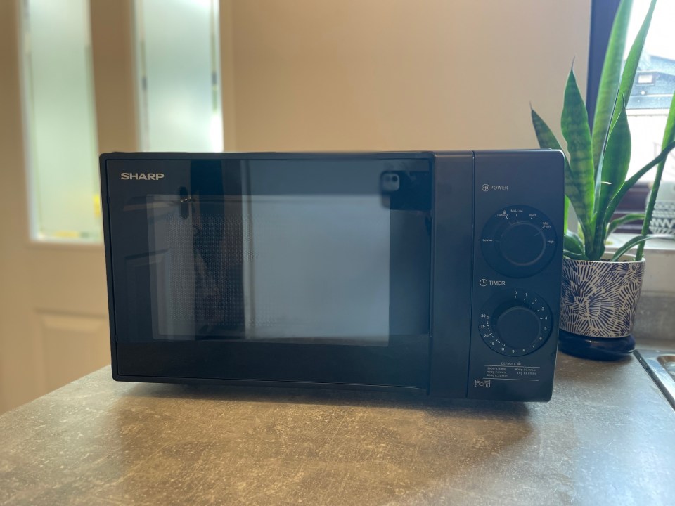 SHARP-YC-GS01U-B-700W-20L-SOLO-MICROWAVE-OVEN