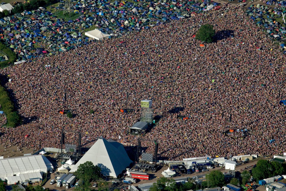 Crowds pack the Pyramid Stage in 2011