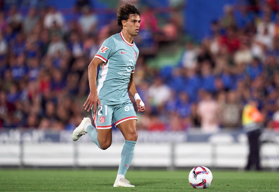 a soccer player with the number 21 on his jersey