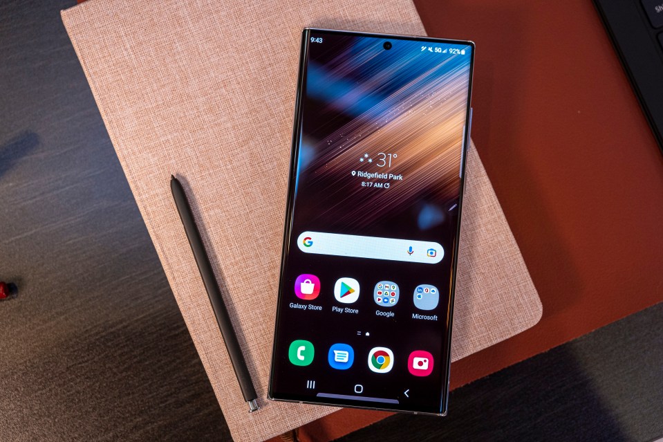 a samsung phone displays the time as 9:41