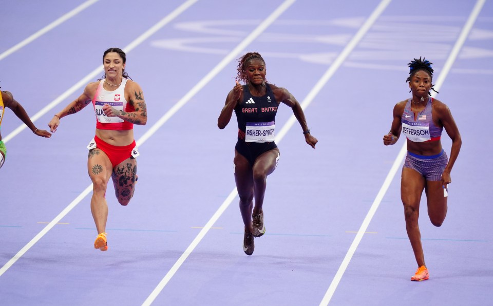 She came second in her 200m heat to qualify for the semi-final