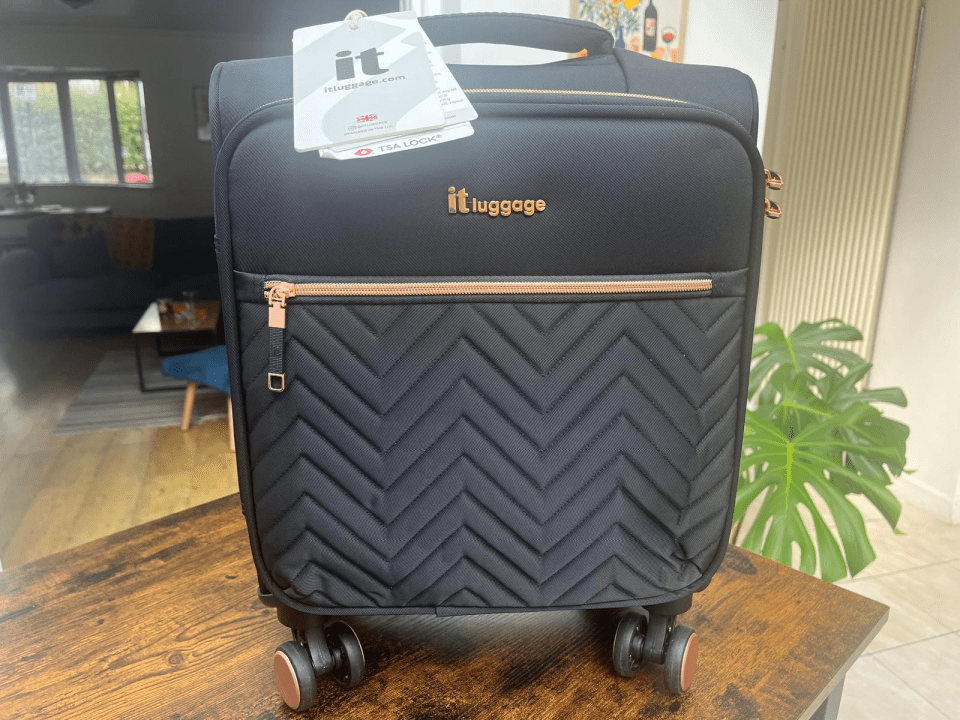 a black luggage bag that says it luggage on it
