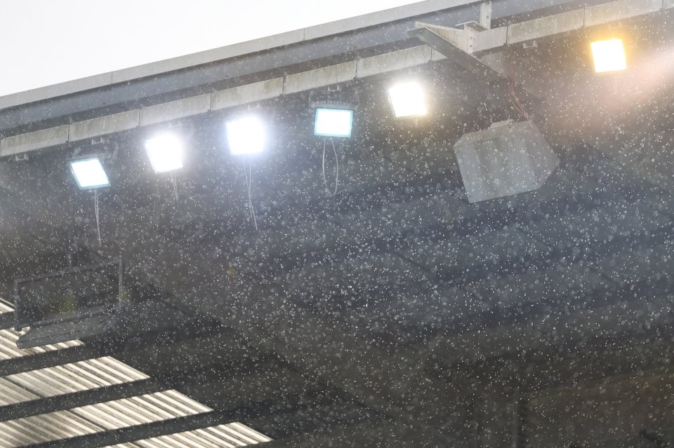 a bunch of lights are hanging from the roof of a building