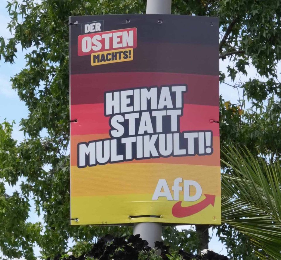 a sign that says der osten machts on it