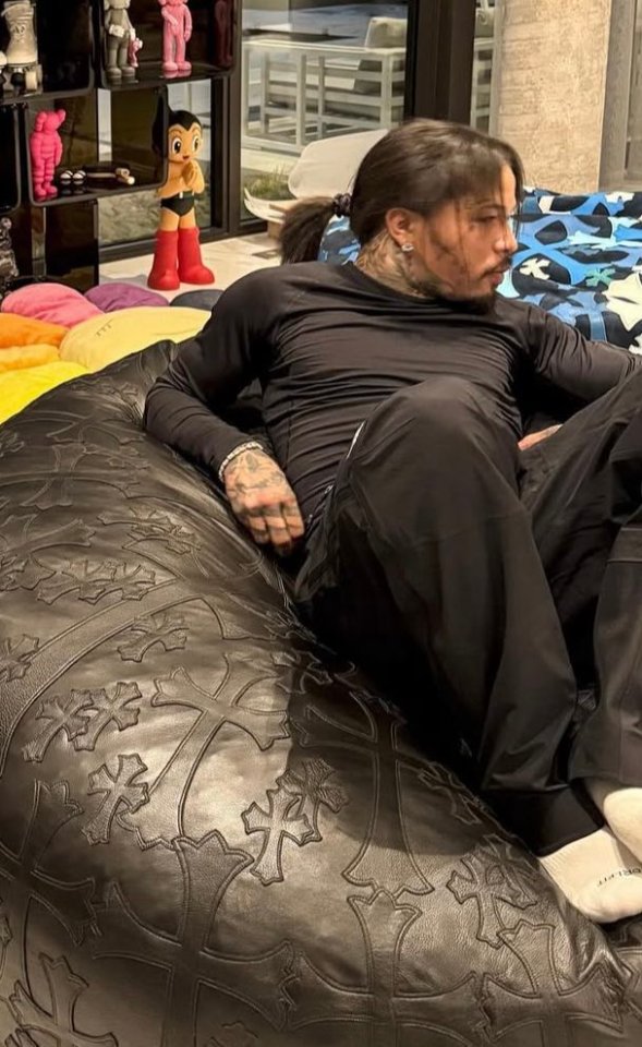 Gervonta Davis relaxing in training camp.