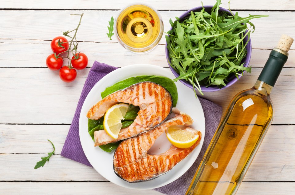 Grilled salmon with lemon and white wine.