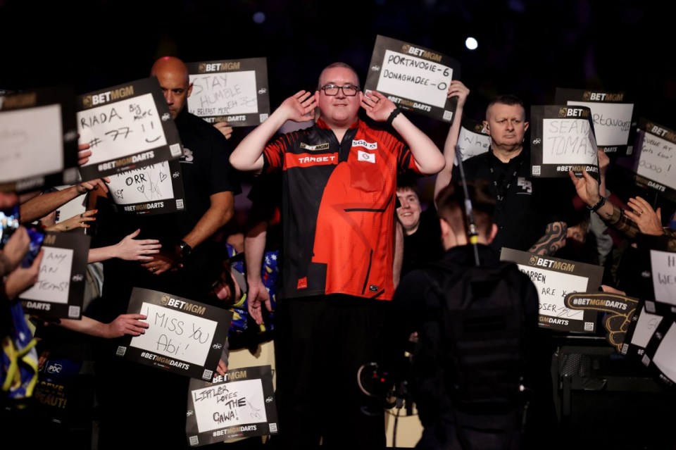 Stephen Bunting walks out to play Rob Cross during night one of the 2025 BetMGM Premier League at the SSE Arena, Belfast. Picture date: Thursday February 6, 2025. PA Photo. See PA story DARTS Belfast. Photo credit should read: Liam McBurney/PA Wire. RESTRICTIONS: Use subject to restrictions. Editorial use only, no commercial use without prior consent from rights holder.