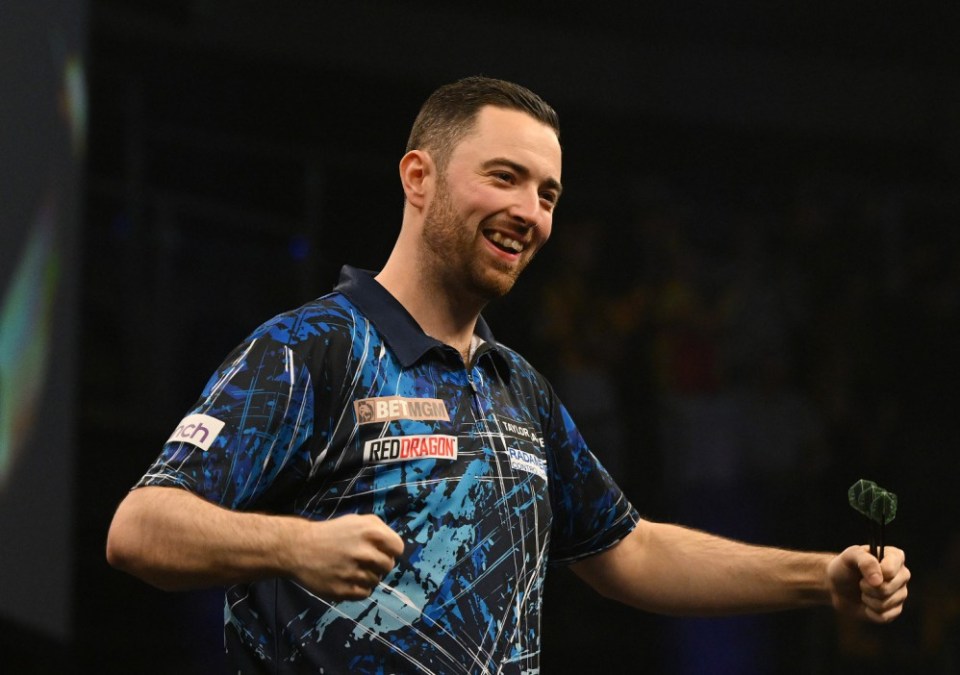 BELFAST, NORTHERN IRELAND - FEBRUARY 6: Luke Humphries celebrates victory after winning the opening night of the Premier League Darts season at The SSE Arena Belfast on February 6, 2025 in Belfast, Northern Ireland. (Photo by Charles McQuillan/Getty Images)