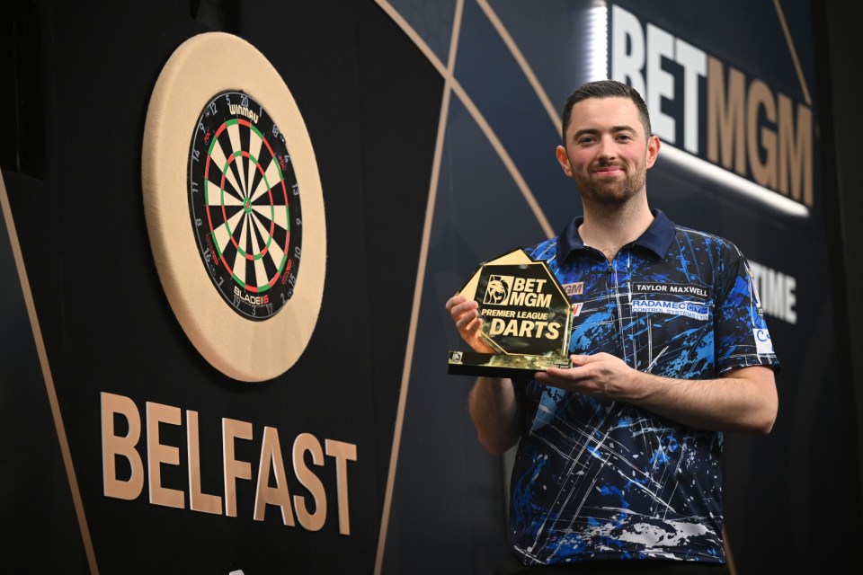 BELFAST, NORTHERN IRELAND - FEBRUARY 6: Luke Humphries celebrates victory after winning the opening night of the Premier League Darts season at The SSE Arena Belfast on February 6, 2025 in Belfast, Northern Ireland. (Photo by Charles McQuillan/Getty Images)