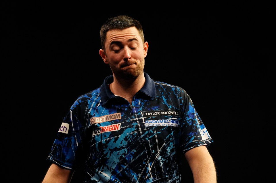 Luke Humphries at a darts match.