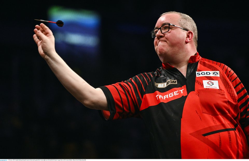 Stephen Bunting throwing a dart during a darts match.