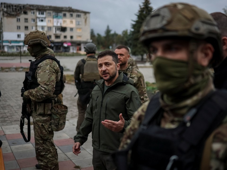 President Zelenskyy speaks with Ukrainian soldiers in Izium.