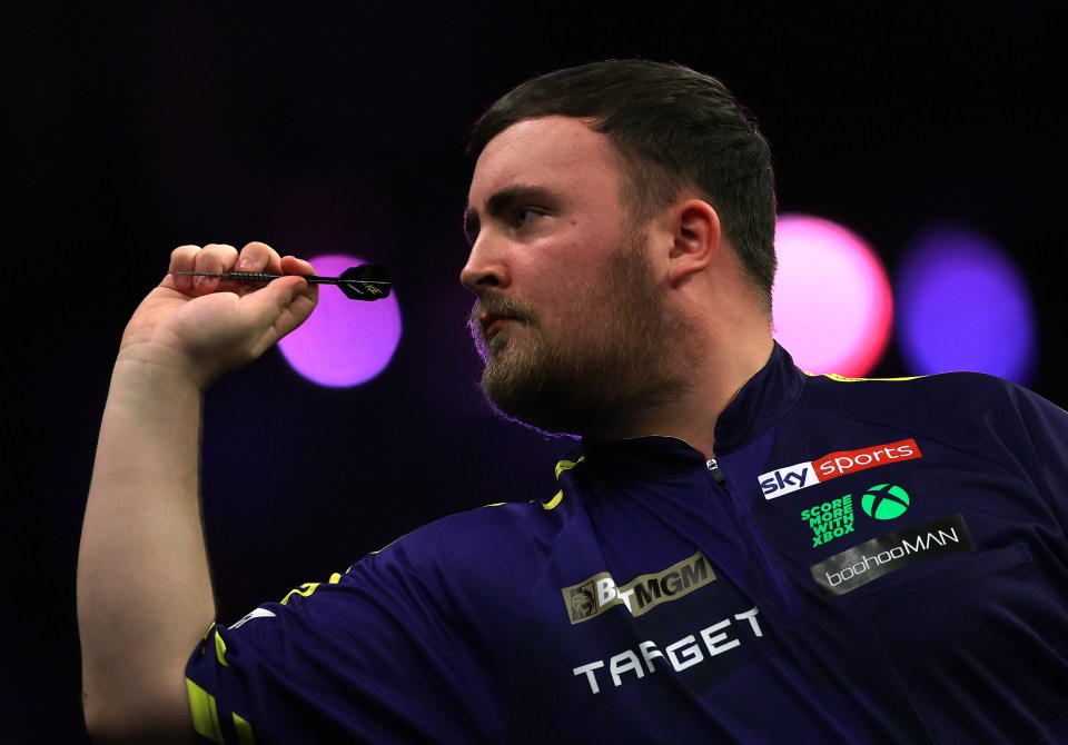 BRIGHTON, ENGLAND - MARCH 06: Luke Littler of England throws against Chris Dobey of England during the quarter final match of the 2025 BetMGM Premier League Darts at Brighton Centre on March 06, 2025 in Brighton, England. (Photo by Warren Little/Getty Images)