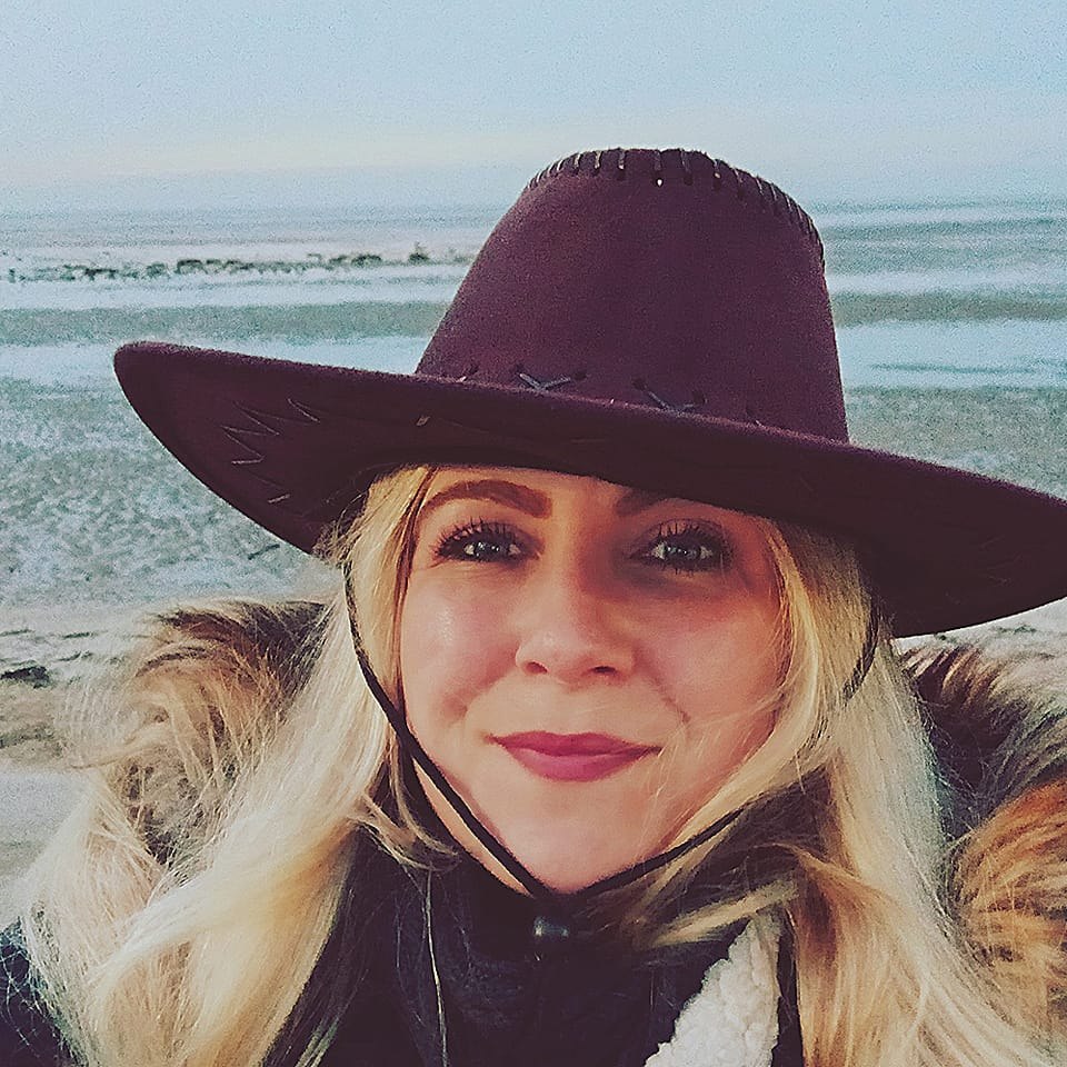 Selfie of Chantel Bellew wearing a cowboy hat at the beach.