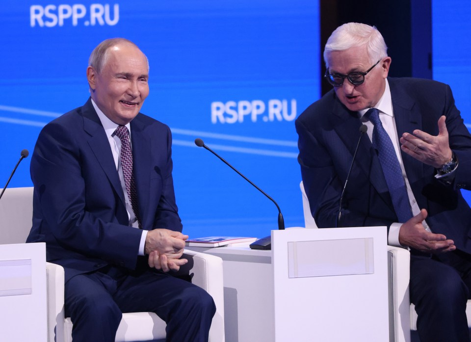 Vladimir Putin and Alexander Shokhin at a business congress.