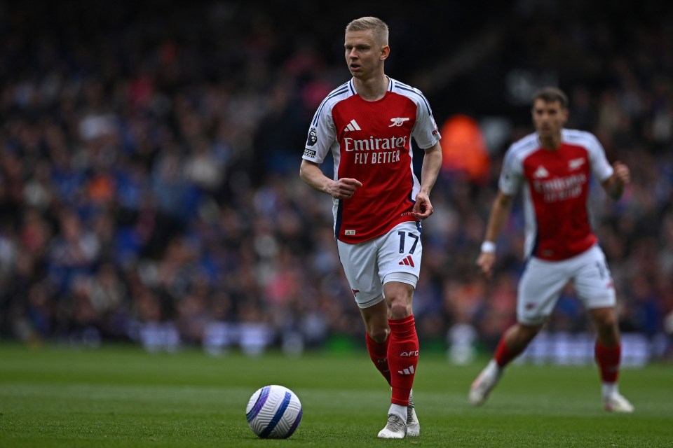 Oleksandr Zinchenko, Arsenal's #17, controls the ball during a soccer match.