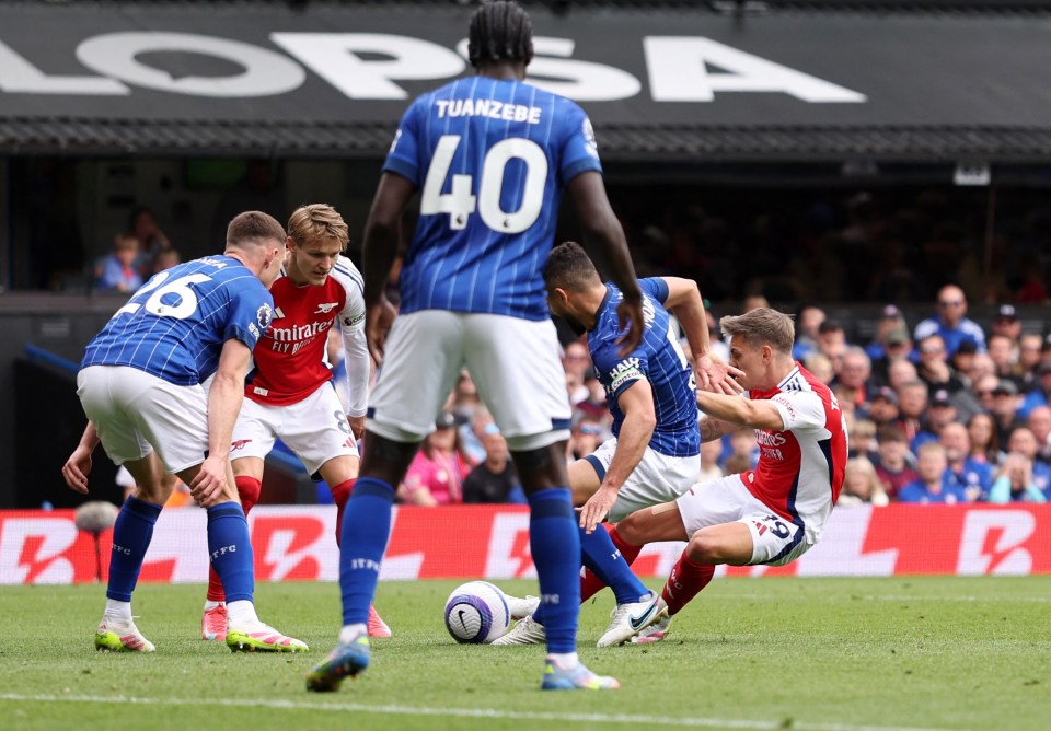 Arsenal's Leandro Trossard scoring a goal.