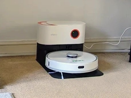 Ultenic T10 Pro robot vacuum cleaner with charging dock.