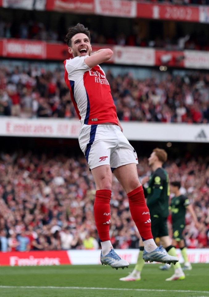 LONDON, ENGLAND - APRIL 12: Declan Rice of Arsenal celebrates after team mate Thomas Partey (not pictured) scores his team's first goal during the Premier League match between Arsenal FC and Brentford FC at Emirates Stadium on April 12, 2025 in London, England. (Photo by Alex Pantling/Getty Images)