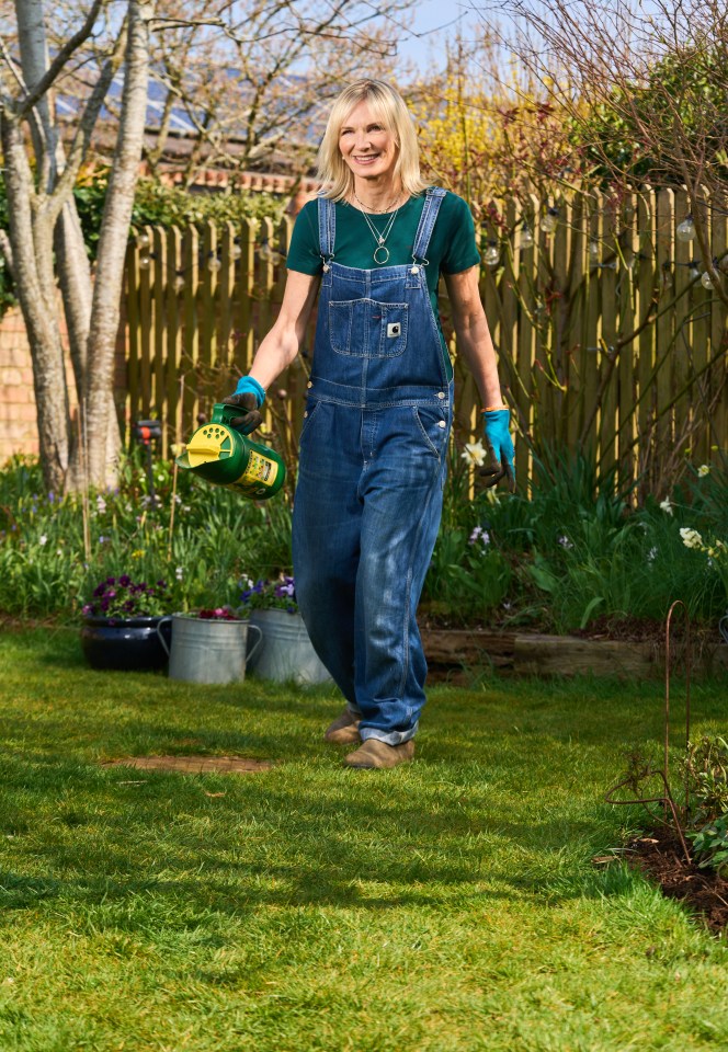 *** FREE FOR EDITORIAL USE ***<br />
Jo Whiley unwinds in her garden by taking part in the latest wellbeing trend of ‘touching grass’, as part of Miracle-Gro's campaign to encourage people to reconnect with nature.