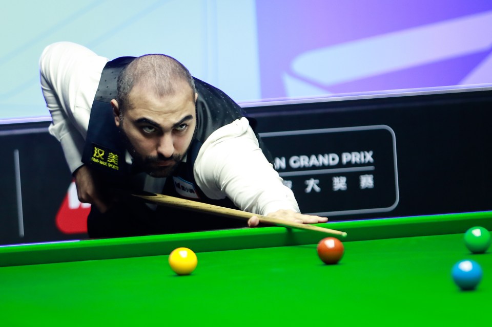 Hossein Vafaei of Iran playing snooker.