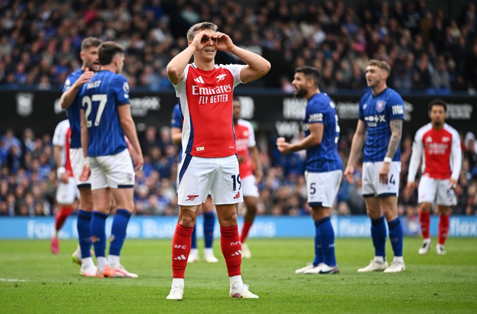Leandro Trossard of Arsenal celebrates scoring a goal.