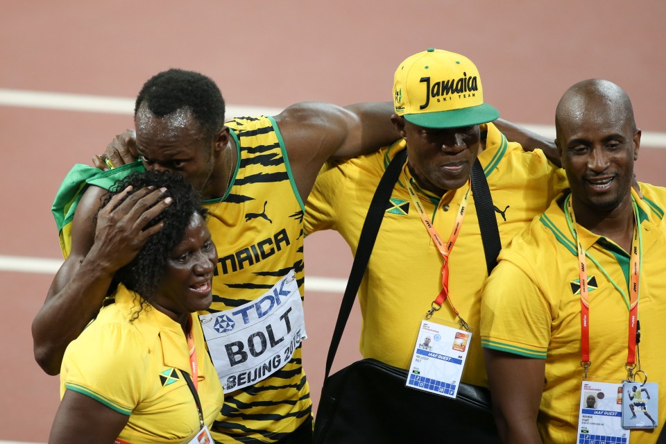 Usain Bolt celebrates his 100-meter win with his parents.