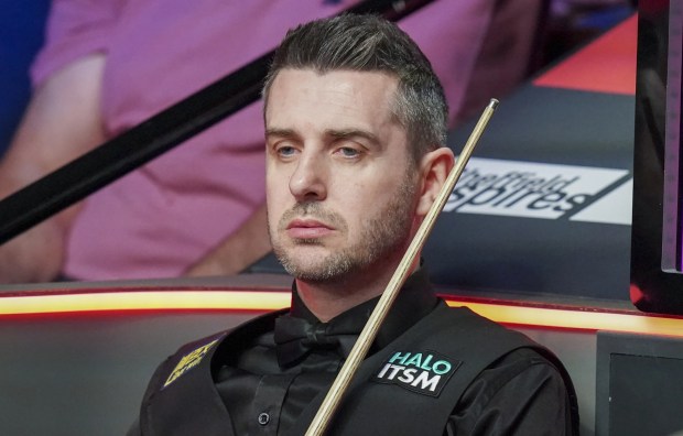Mark Selby looking dejected during a snooker match.