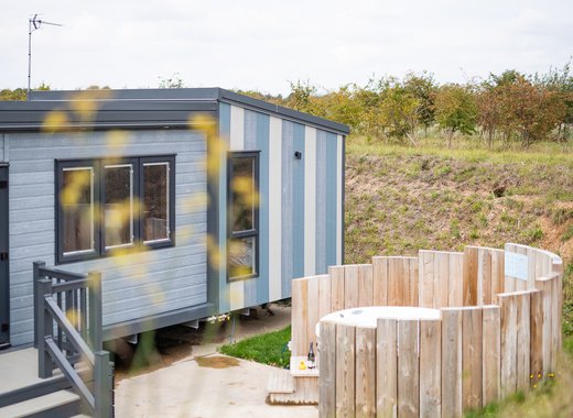 Hot tub and cabin at Mill Rythe Holiday Park.